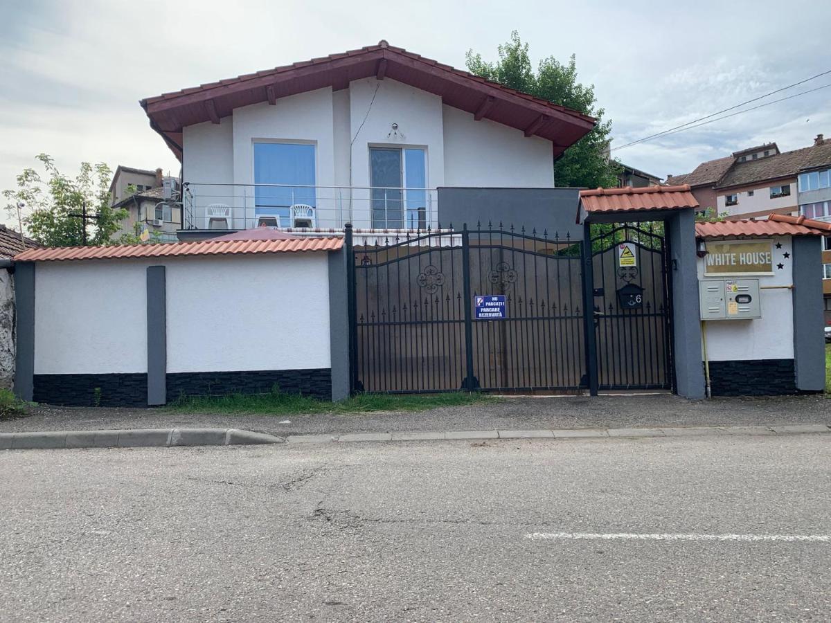 White House Guest House Hunedoara Luaran gambar