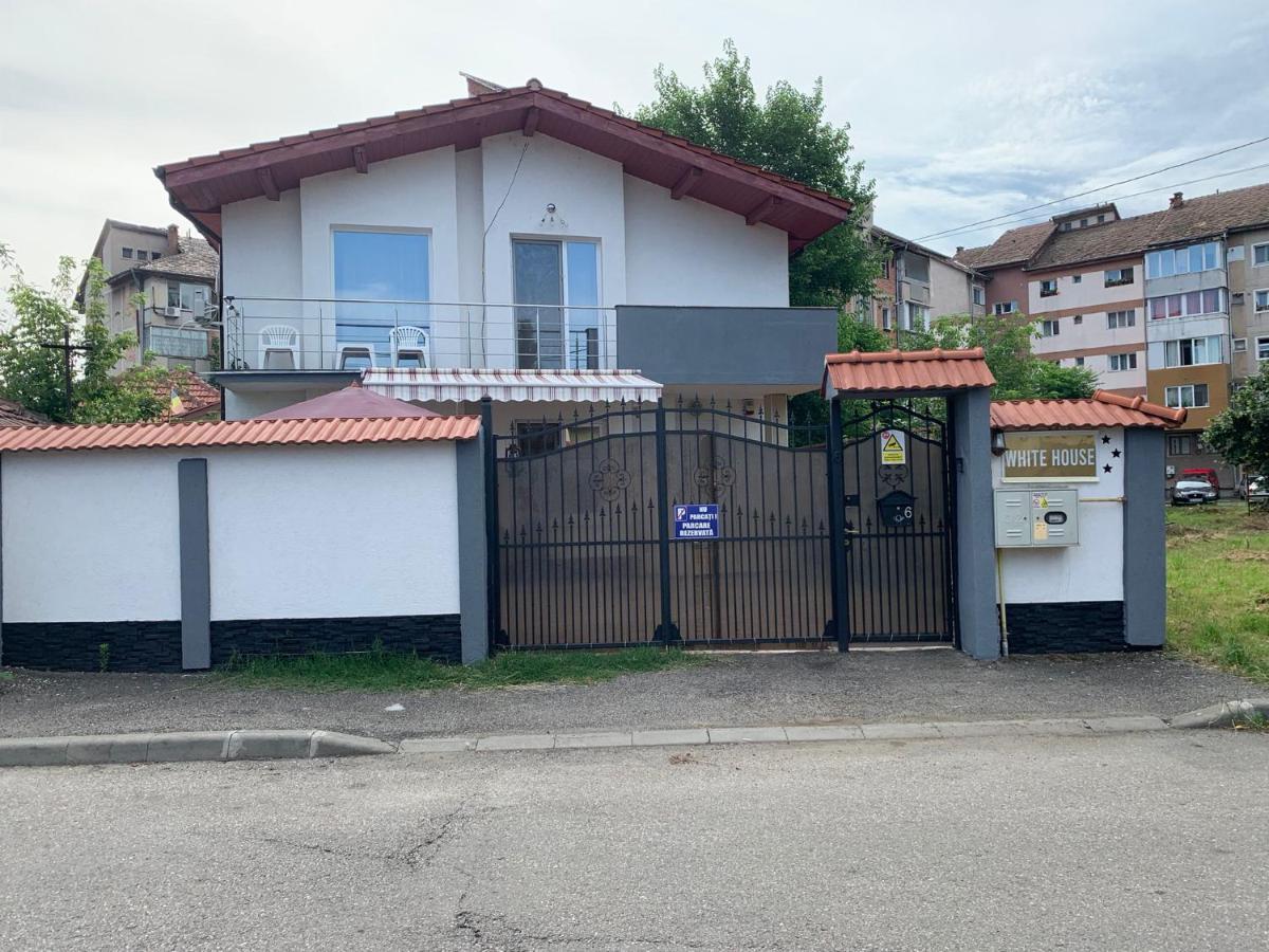 White House Guest House Hunedoara Luaran gambar